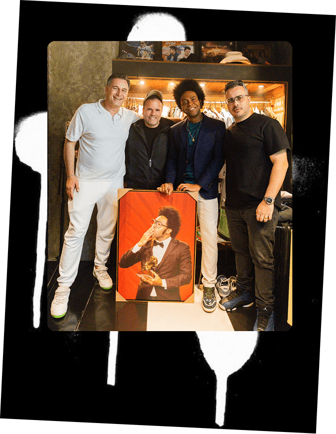 Thalles Roberto e equipe no Grammy Latino